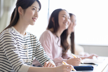 講義を受ける大学生