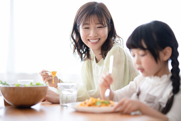 食卓を囲む家族