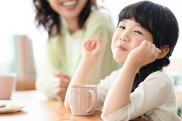 クッキーを食べる家族