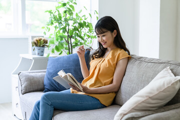 本を読む女性