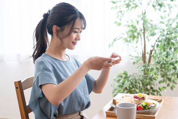 朝食の写真を撮る女性