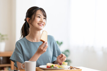 朝食を食べる女性