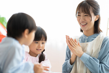 Fototapeta premium 英語の勉強をする園児