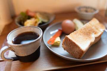 トーストとコーヒーを飲む朝食