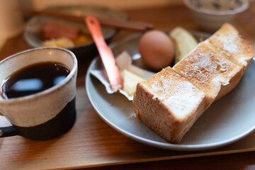 トーストとコーヒーを飲む朝食