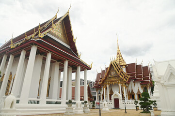 The Chapel Wat Thewarat Kunchorn Worawihan It was rebuilt during the reign of King Rama III, with a shape similar to the Ubosot of Wat Phra Kaew. The walls of the chapel have murals on both sides.