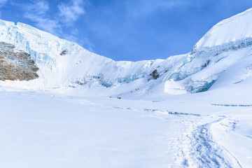 氷河に覆われたワイナポトシ - 登山者の挑戦