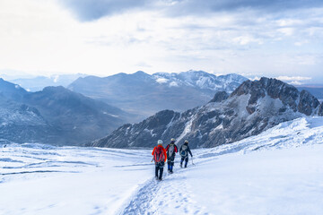 氷河に覆われたワイナポトシ - 登山者の挑戦