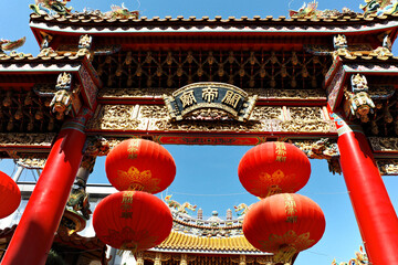 横浜の春節の美しい提灯と門