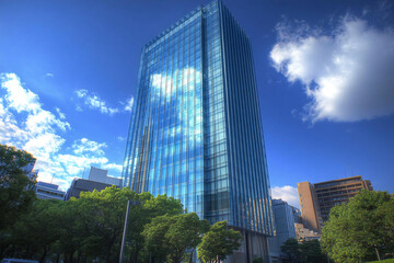 夜の都市 - 未来的な高層ビルと車の光跡