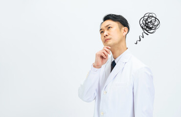 悩む、落ち込む、不満、不安、心配、医師、男性、白衣、医療、研究者、科学者、残念、がっかり、考える、疑問、悩み、困る、トラブル、問題、憂鬱、憂うつ、ストレス、疲労、ドクター、病院、当直、救急、危機感、課題、不祥事、院長、先生、博士、研究、閉塞感、忙しい、人手不足、後継者、不足、ミドル、ミドルエイジ、中年、日本人、メディカル、病気、薬剤師、治療、診察、診療、人物