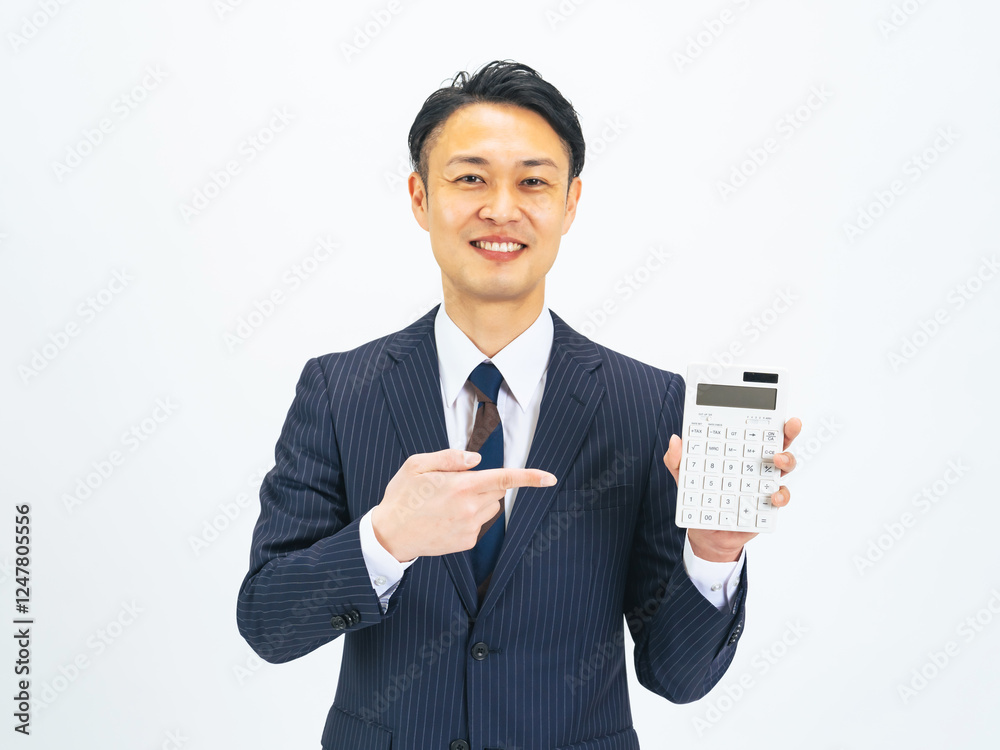 Poster 電卓、ビジネスパーソン、ビジネスマン、男性、見積もり、価格、営業、おすすめ、販売、笑顔、計算、経理、税理士、会計、割り勘、ビジネス、接客、値下げ、お得、おトク、セール、キャンペーン、バーゲン、提案、ミドル、ミドルエイジ、中年、日本人、スーツ、仕事、会社員、サラリーマン、白バック、切り抜き、コピースペース、広告、店員、コスト、経費、費用、値段、見せる、経営、節約、ローン、金融、貯金、保険、人物