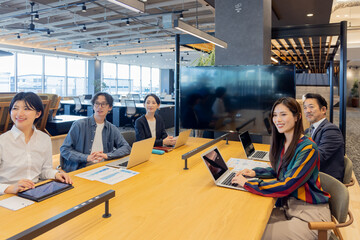 デザイナーズオフィスで働く人々
