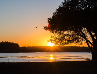 Atardecer sobre el rio 