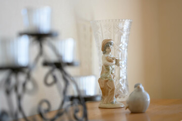 リビングボードの上の置物。ガラス越しの柔らかい光に照らされて