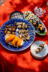お花見の焼き鳥とキンパなどの寿司