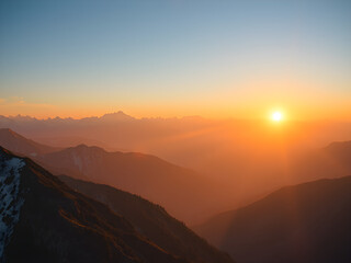 Obraz premium Majestic Mountain Sunrise: A Golden Spectacle