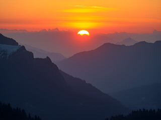 Fototapeta premium Majestic Mountain Sunrise: A Golden Spectacle