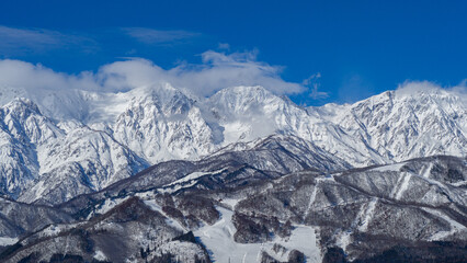 晴天の空と雪の北アルプス　長野県白馬村