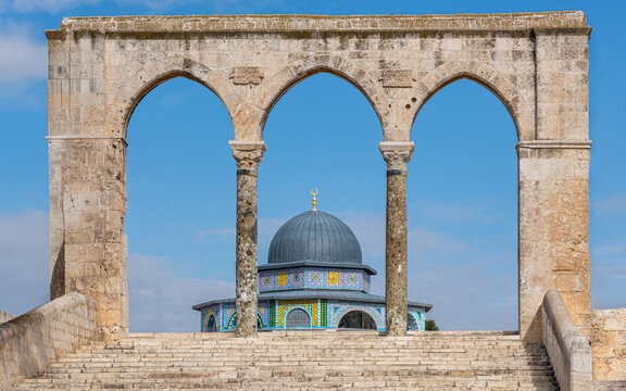 Dome of the Chain at the Temple Mount in Jerusalem, framed by columns of an ancient archway