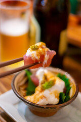 マグロの山かけとビール