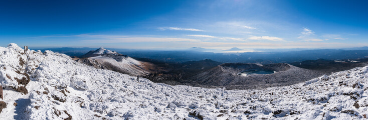 雪の霧島ジオパークから桜島・錦江湾ジオパークを望む_韓国岳 高千穂峰 桜島