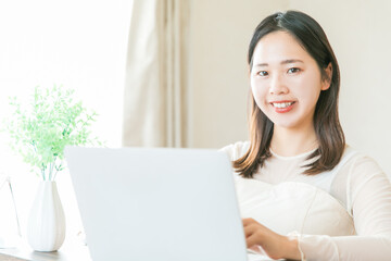 portrait of a woman using a laptop
自宅でパソコンを使う女性