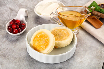 Roasted cheesecakes - Syrniki with honey