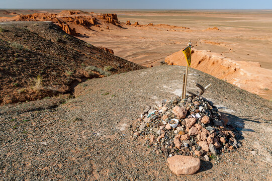 Ein sog. "Owoo", ein f&uuml;r religi&ouml;se Zeremonien genutzter Steinhaufen auf einem Aussichtspunkt in der W&uuml;ste Gobi, Mongolei