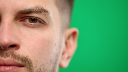 Obraz premium Man's face, close-up, on a green background