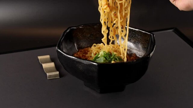 A clip of spicy stir-fried ramyun with a soft-boiled egg and scallions for extra flavor. 반숙 계란과 파로 맛을 더한 매콤한 볶음라면 영상입니다.