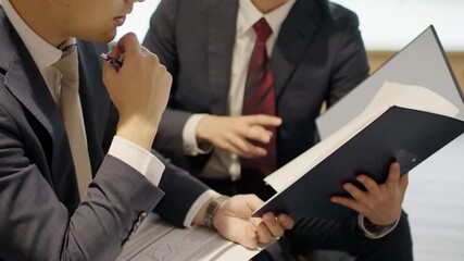 打ち合わせをするビジネスパーソンの手元