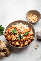 assiette de tofu mariné à la cacahuète, carottes rôties et quinoa