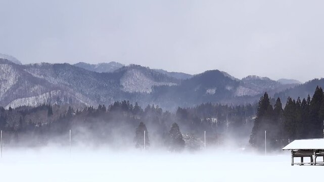 吹雪　暴風雪　冬　強い風　寒気　雪　北国　イメージ