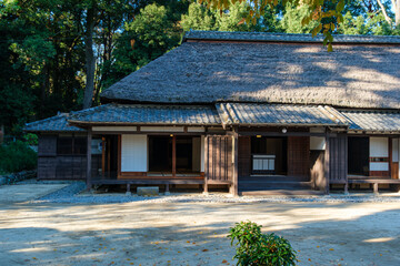 茅葺屋根と庭