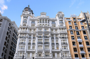 Obraz premium White facade of a residential building in Gran Via, Madrid, Spain.