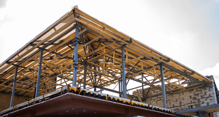 Naklejka premium Construction of a modern building roof in a developing neighborhood