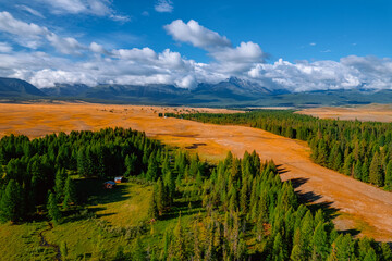 Naklejka premium Expansive mountain landscape with lush green forests and vast open fields