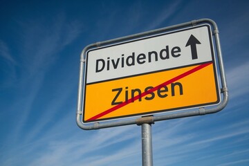 Stra&szlig;enschild Zinsen enden und Dividende kann kommen