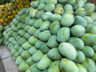 Pile of ripe mangoes. Fresh green mango texture. Green mango foto background. close up of mango...