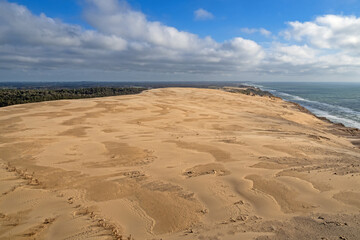 Blick von Leuchtturm Rubjerg Knude Fyr auf die Wanderdüne und die Landschaft an der Küste der Nordsee in Nordjütland, Dänemark