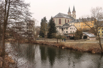 Fototapeta premium Winter in Hof; An der Sächsischen Saale mit Michaeliskirche