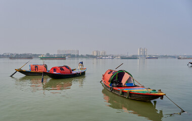 Fototapeta premium Colorful country boats on the Hooghly river at Kolkata, India