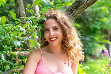 fr&ouml;hliche junge Frau im Garten