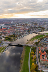 Obraz premium Stunning view of Dresden at sunset from hot air balloon. Charming cityscape with historic houses and winding Elbe River