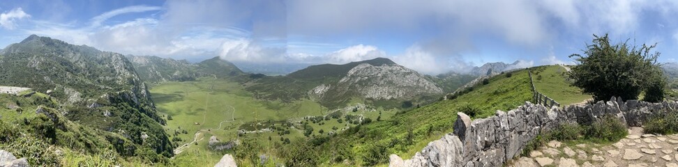 Fototapeta premium Los lagos de Covadonga y alrededores. Alta montaña y Picos de Europa. Lago Enol y Lago Ercina.