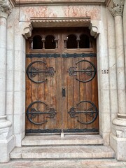 iglesia de la Virgen de Covadonga y la Santa Cueva. Escultura de don pelayo