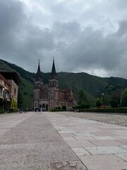 Santa Cueva de la Virgen de Covadonga y Alrededores de la Virgen de Covadonga 