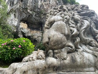 Leones de piedra. Puente romano, ribera del sella, iglesia y espacios incre&iacute;bles de Cangas de On&iacute;s