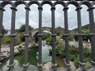 Puente romano, ribera del sella, iglesia y espacios incre&iacute;bles de Cangas de On&iacute;s